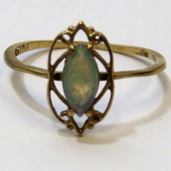 Jewelry - 10K Yellow Gold Opal Vintage Ring 5.75